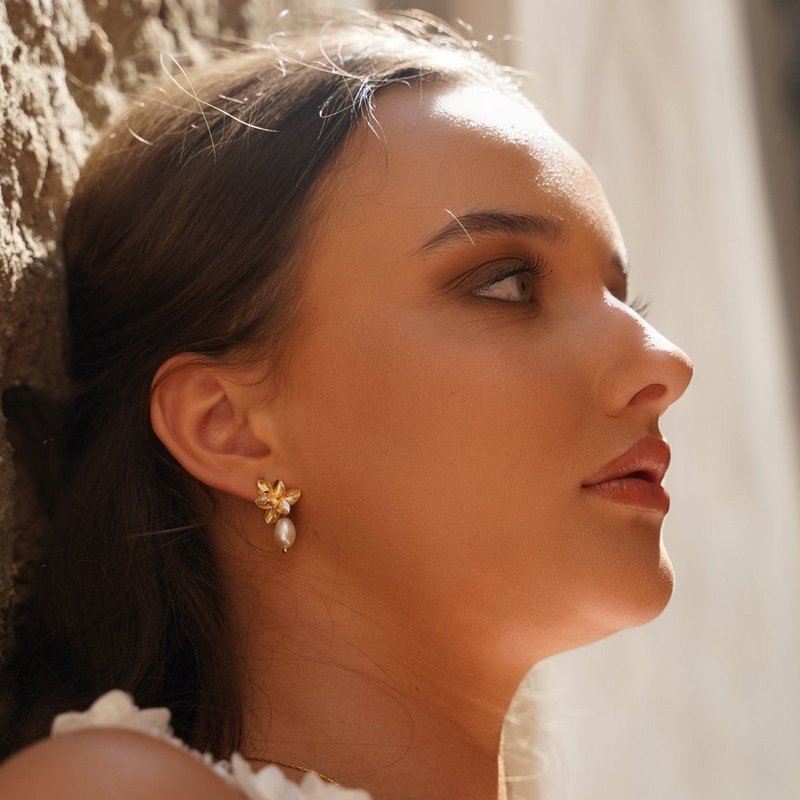 AMARILIS – 18k Gold Plated Flower Earrings with River Pearl | Handmade in Italy
