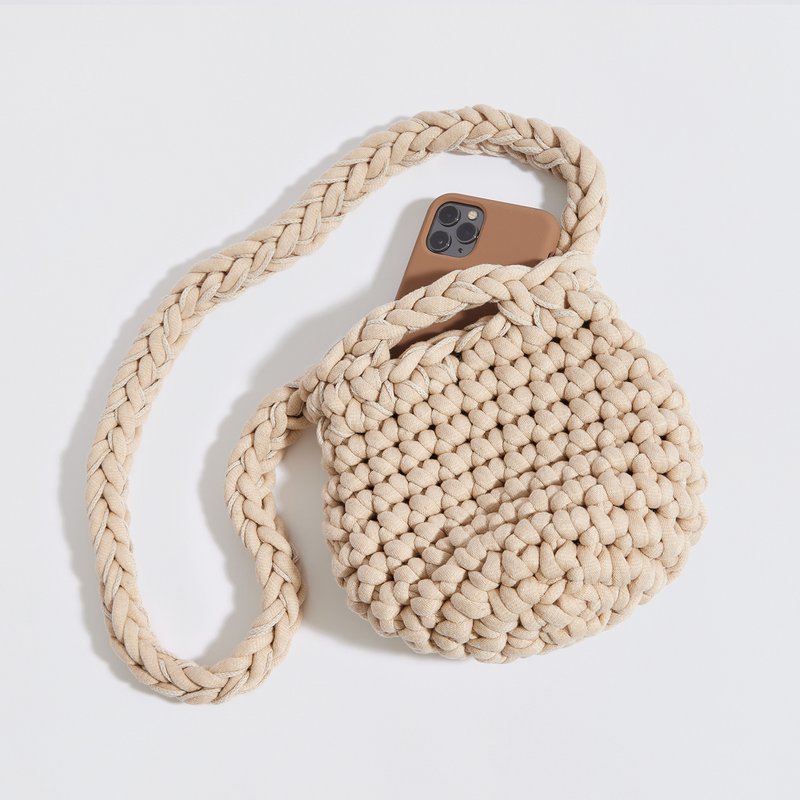 “Pebble” crochet clutch with crossbody strap crème