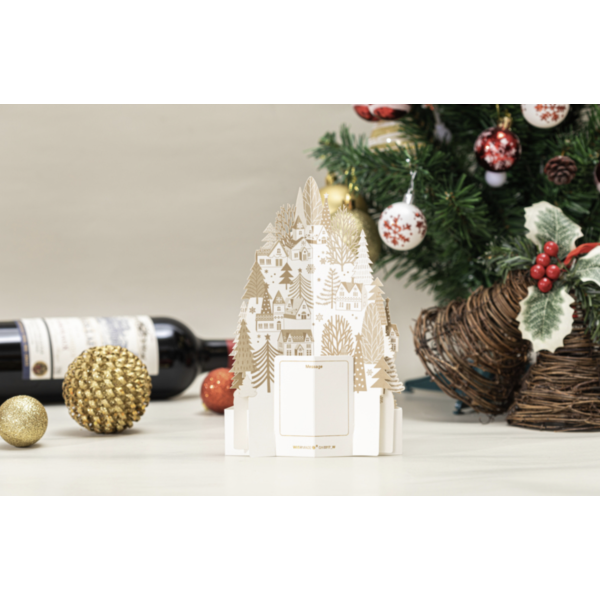 3D Pop-up-Weihnachtskarte goldweiße Häuser auf einem Schneehügel