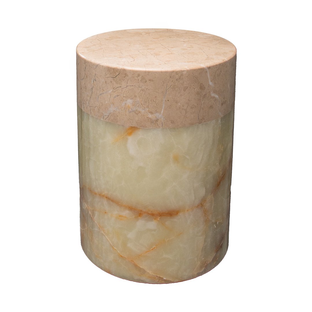 Mesa decorativa con tapa de mármol beige y ónix verde claro
