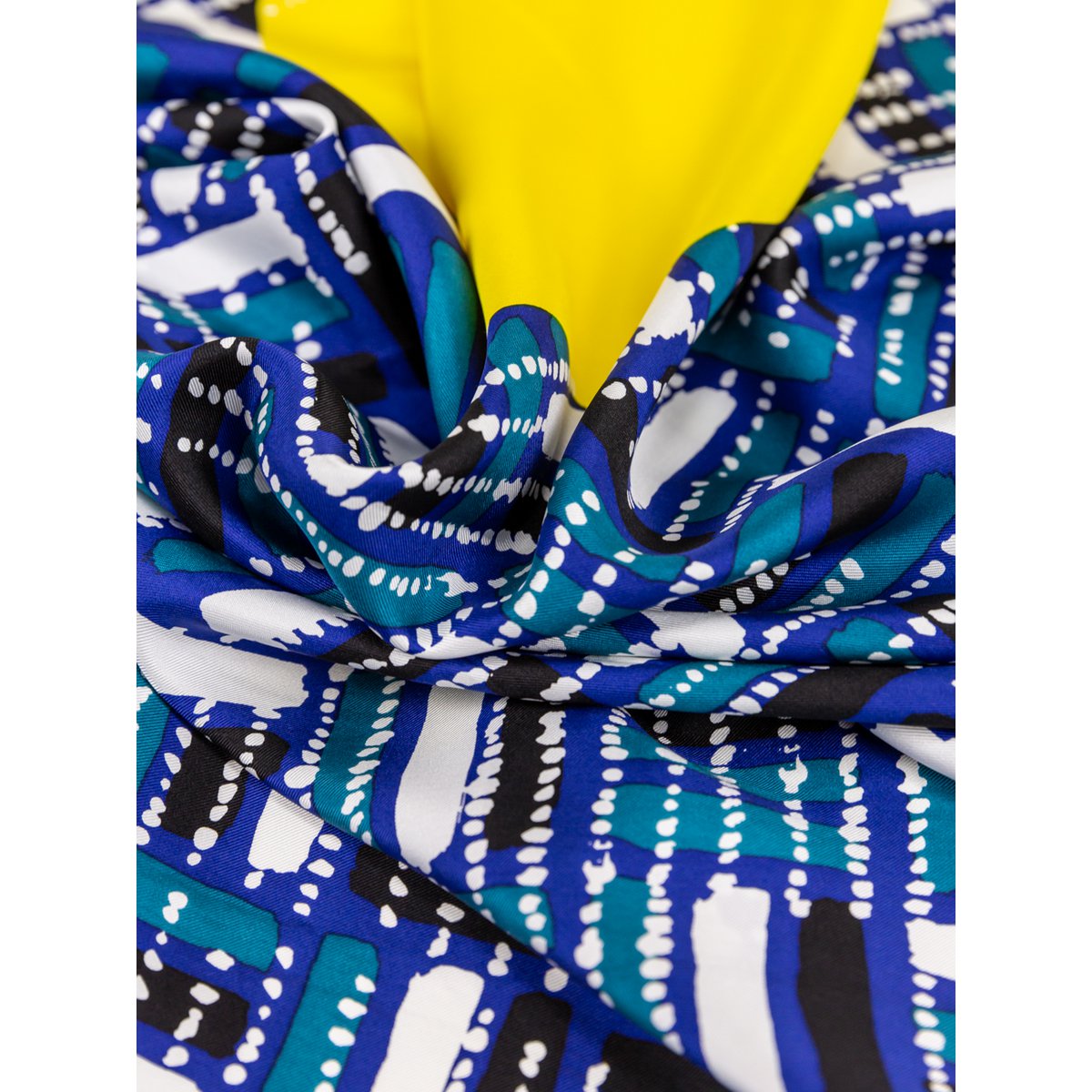 Square silk scarf 90x90 hand-rolled sewing