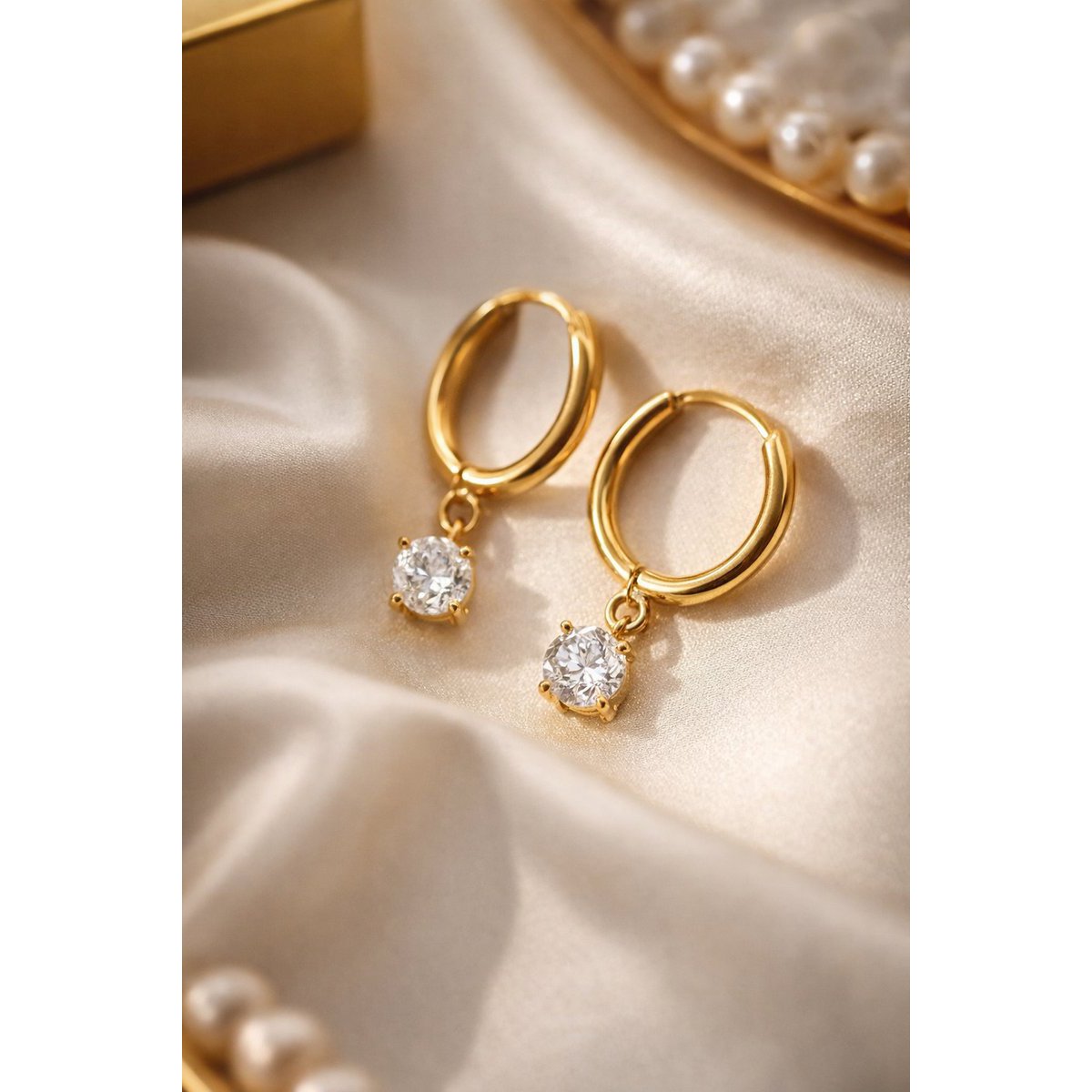 Cathie – Boucles d'Oreilles Huggie avec Pendentif Zircone – Plaqué Or
