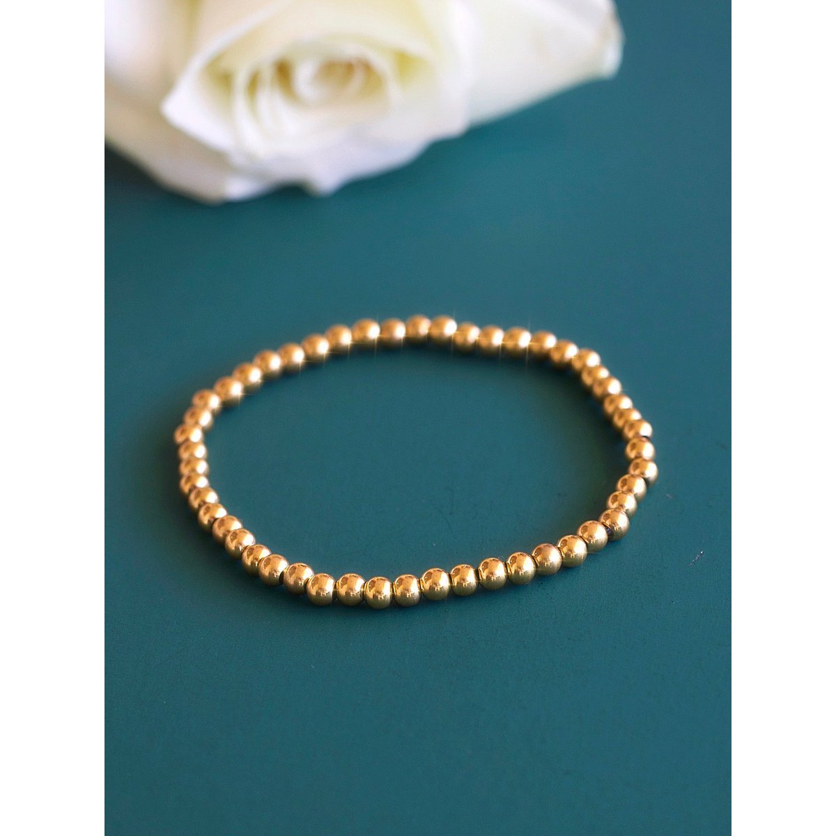 Aquilea - Pile de bracelets en perles d'or