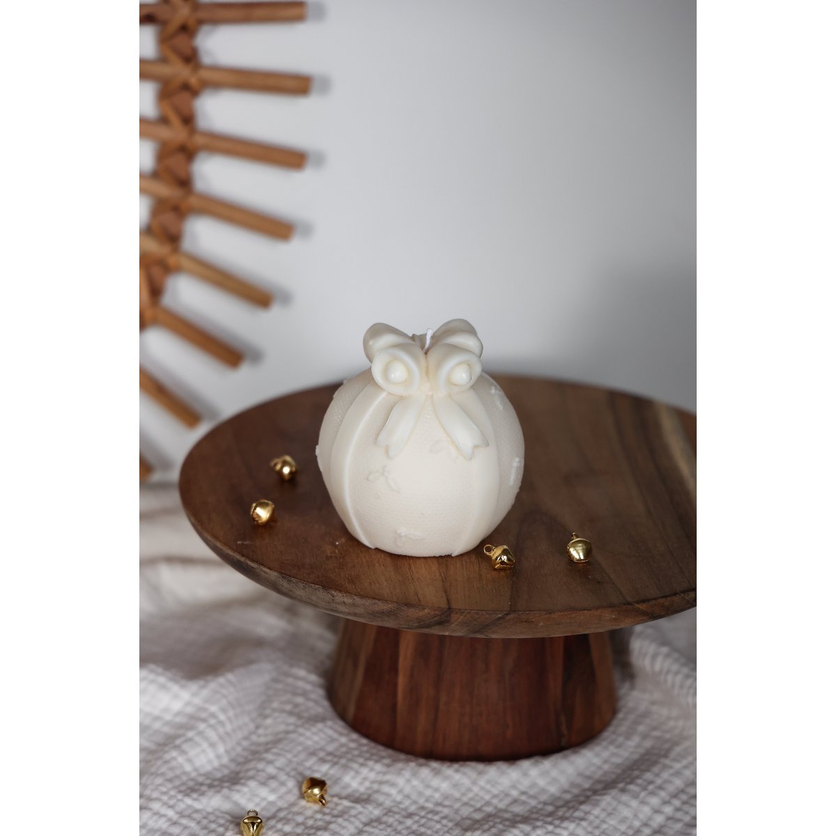 Weihnachtskugel mit Schleife