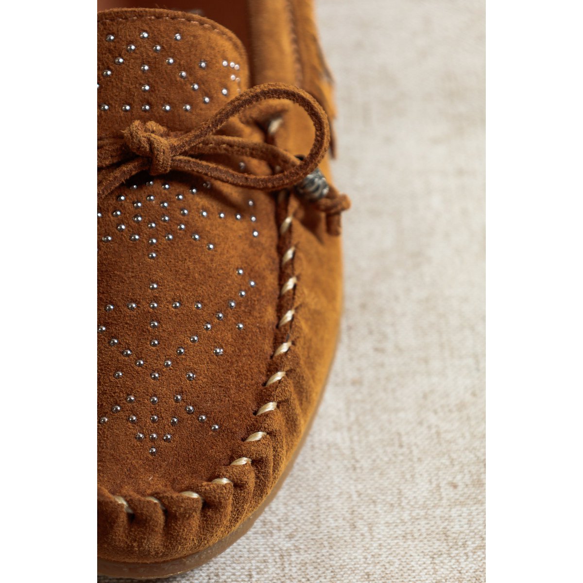 BINA COGNAC – Wildledermokassins im Kiowa-Stil mit Nieten