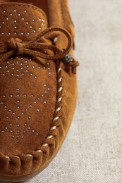 BINA COGNAC – Wildledermokassins im Kiowa-Stil mit Nieten