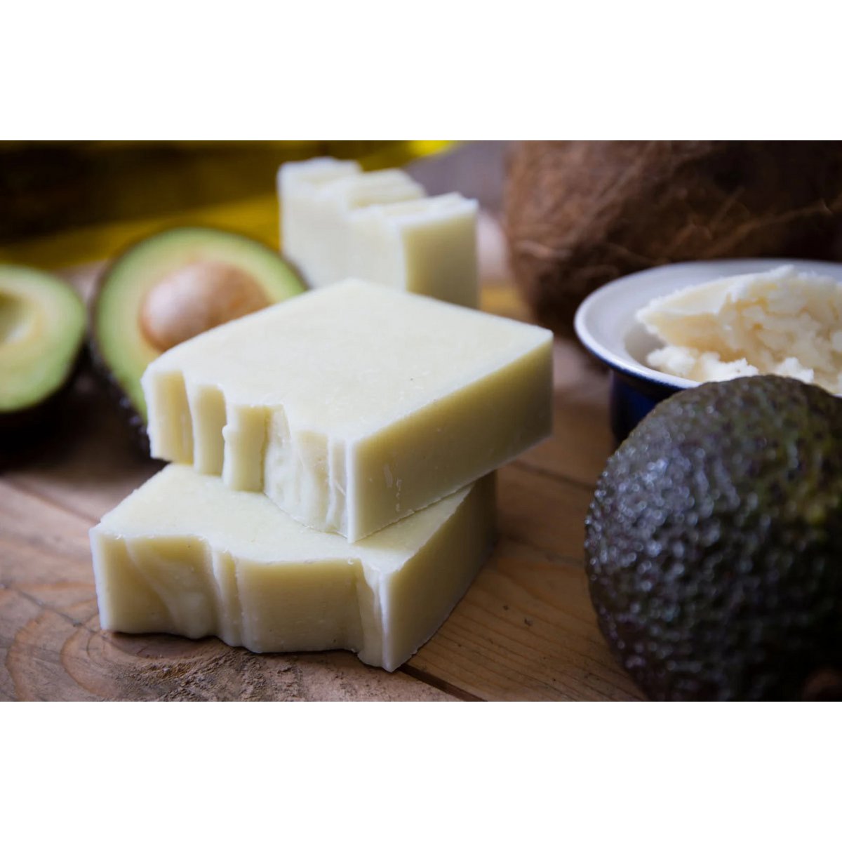 Savon durable apaisant au beurre de karité et à l'avocat VEGAN coulé à la main