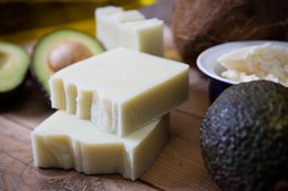 Hand poured, vegan soap made with shea butter and avocado. Soothing and sustainable. Available as a soap bar or soap on a rope.
