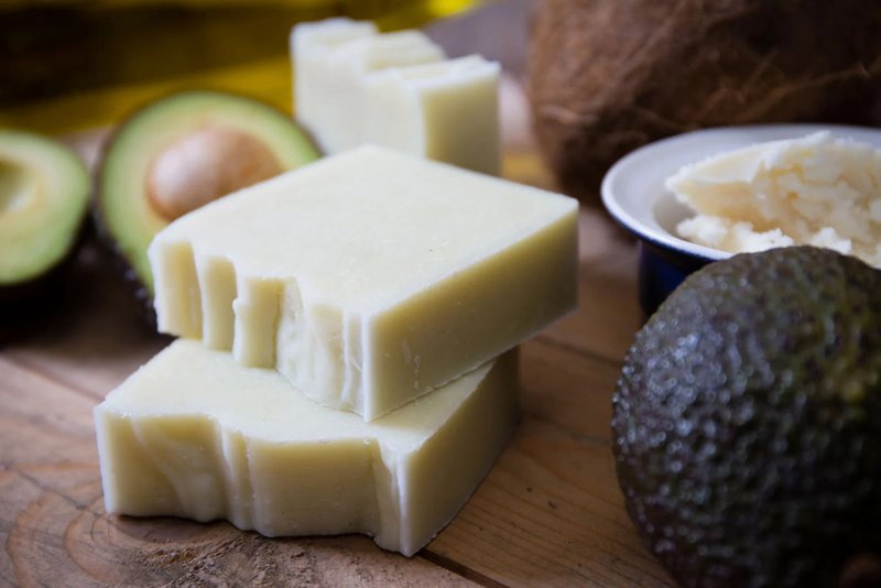 Håndhældt Sheasmør & Avocado VEGAN Soothing Sustainable Soap