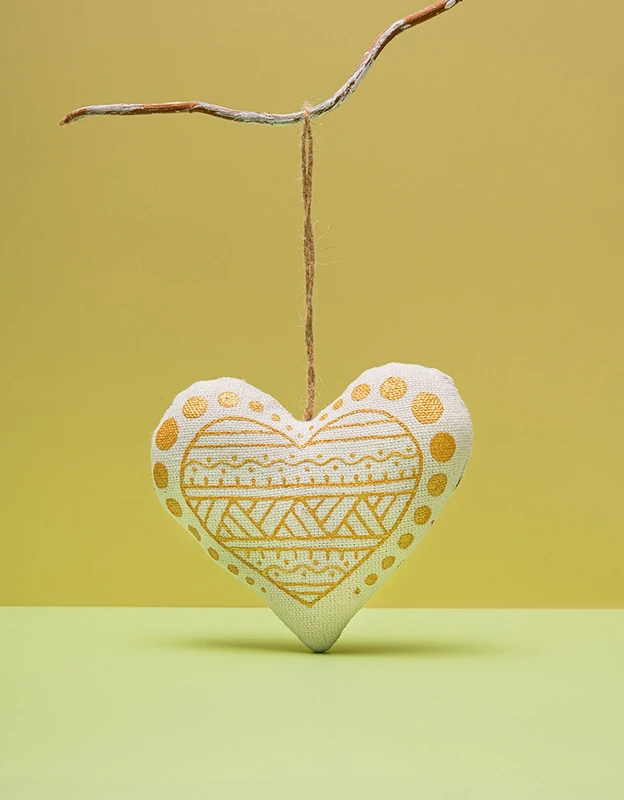 Vanilla heart with a pink bird