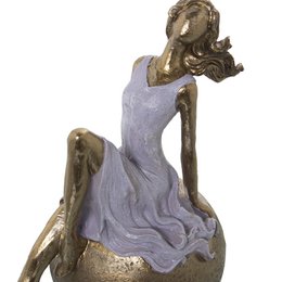 HARZFIGUR EINES MÄDCHENS SITZEND AUF KUGEL 20X11X22CM ST50431