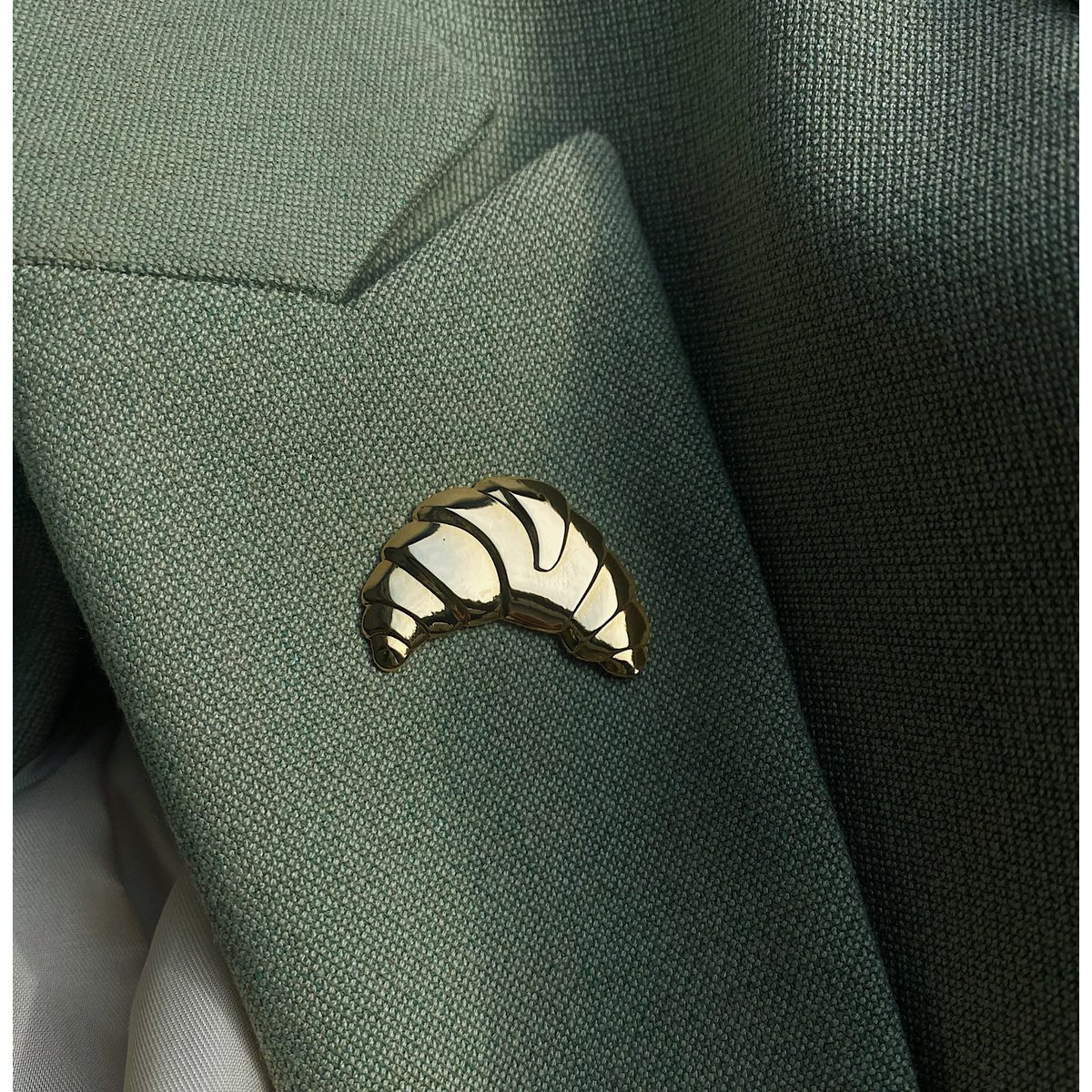 Golden Metal Pin "Croissant"