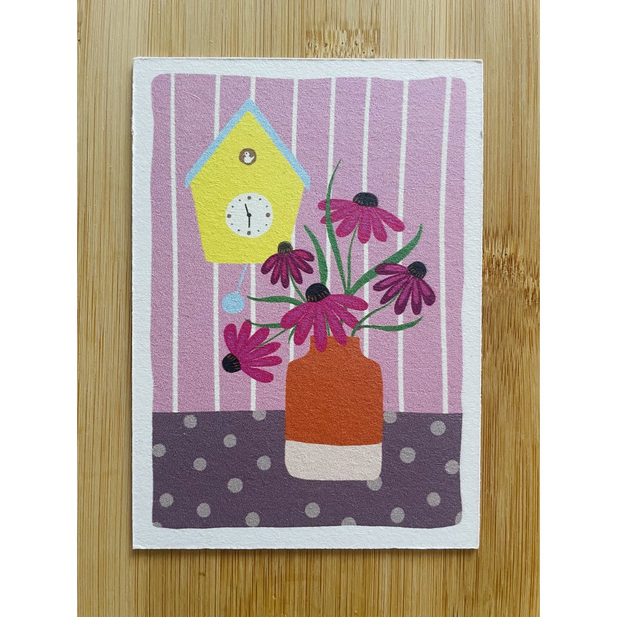Fleurs en vase avec carte en carton d'horloge
