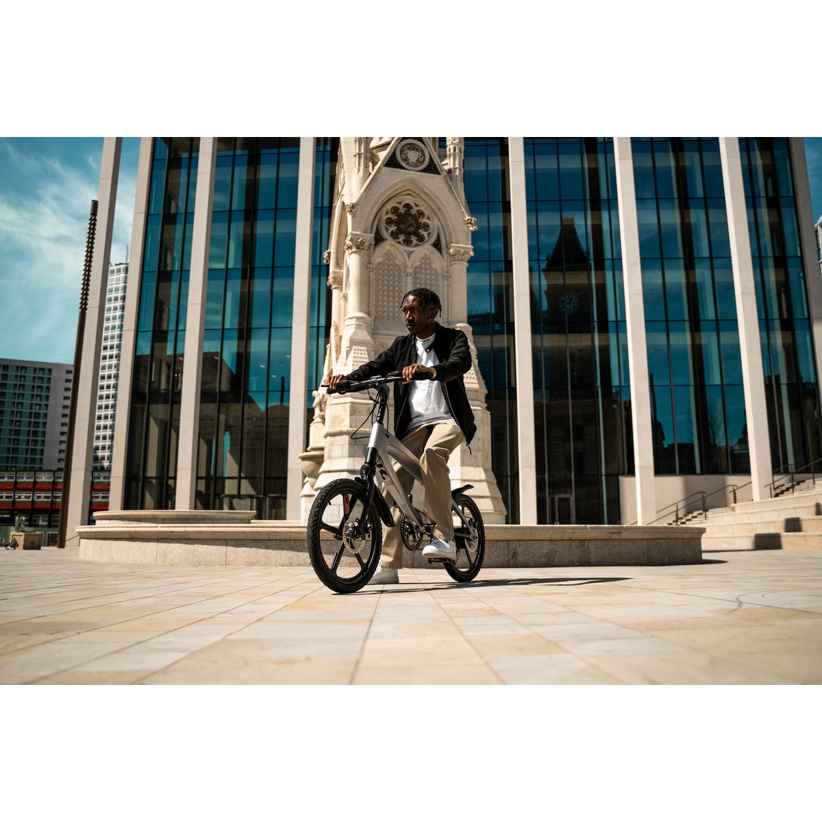 Le vélo électrique Cruzaa Pedal-assist Bluetooth Carbon Black