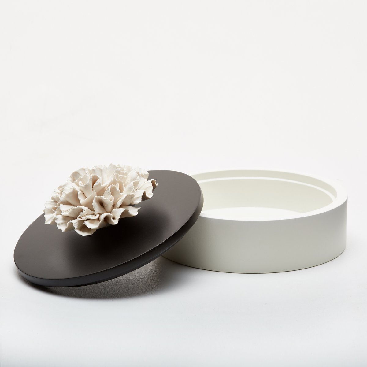 Boîte en bois laqué et porcelaine -IWA 
