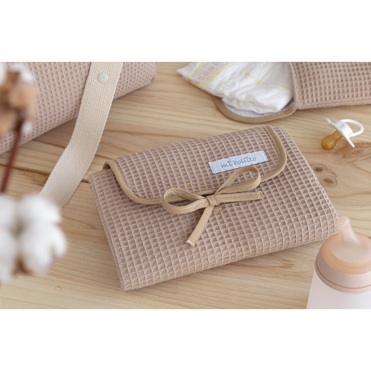 Portable, foldable and waterproof baby changing mat. 100% waffle cotton fabric. Easy to store in the mother's bag. Ideal for a newborn gift.