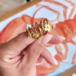 Minimalistischer Ring mit einer kleinen Blume