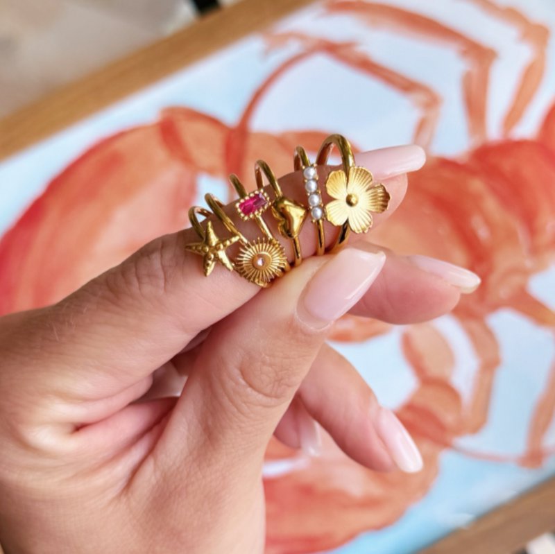 Minimalistischer Ring mit einer kleinen Blume