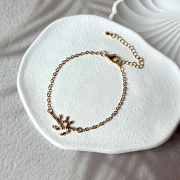 Corallina – Verstellbares goldenes Korallenarmband