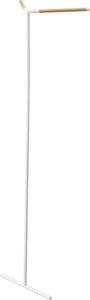 Yamazaki Tower Corner Coat Rack lehnt sich