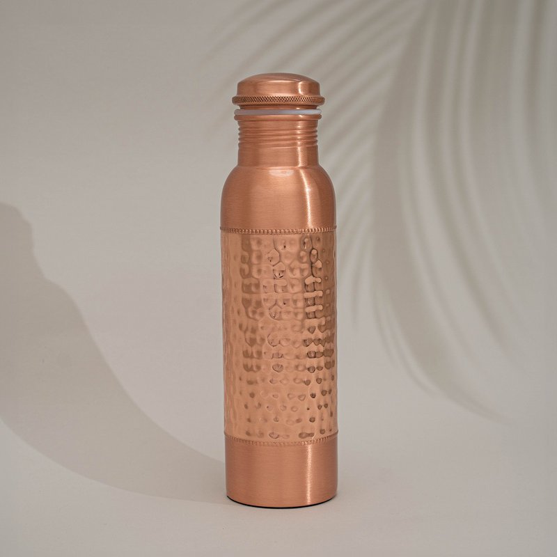 Puur koperen waterfles dot gehamerde rand ± 950 ml (zware uitvoering)