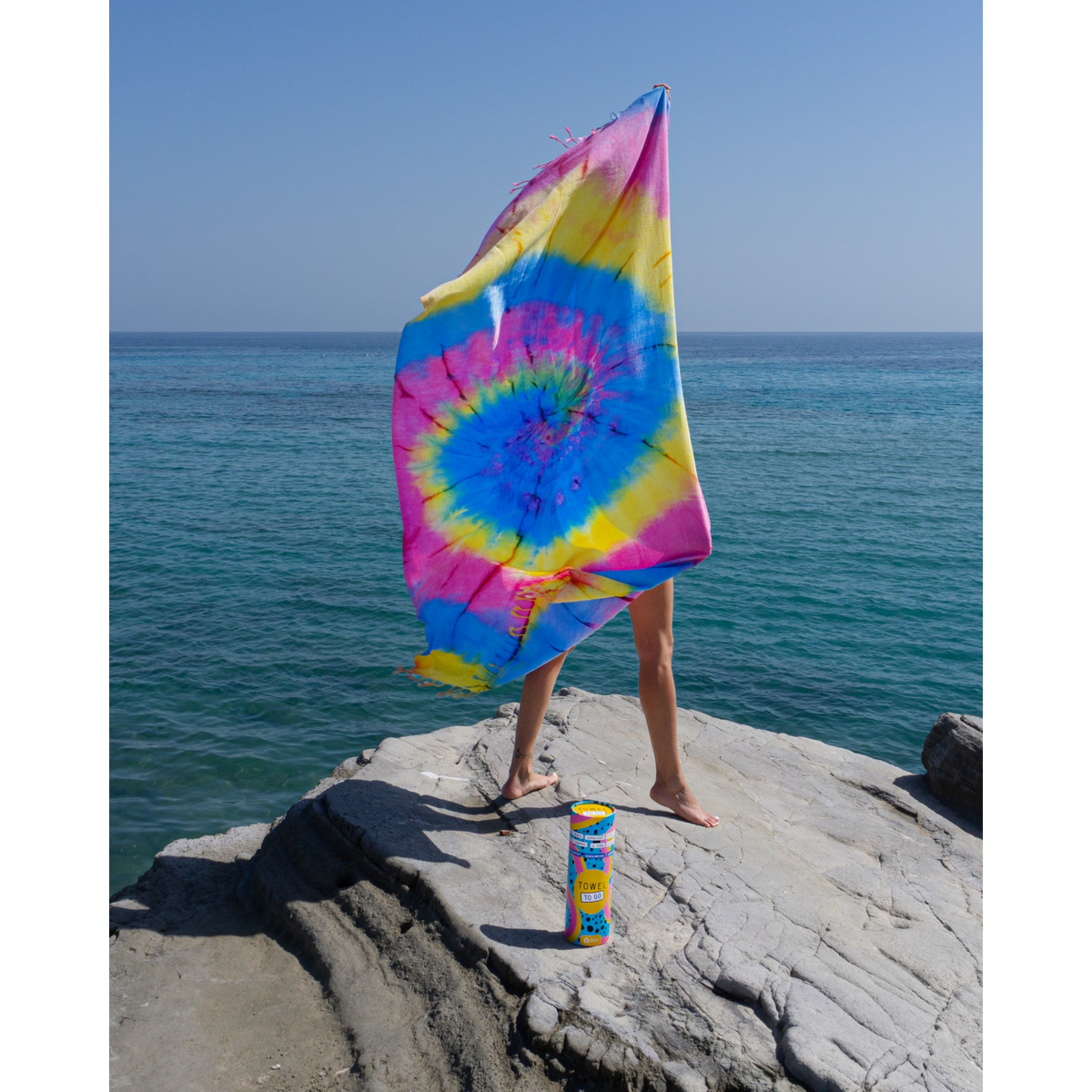 HANDDOEK TO GO TIE DYE Strandlaken 180x100 cm | Sneldrogende zwembadhanddoek | Blauw / Geel | met geschenkdoos