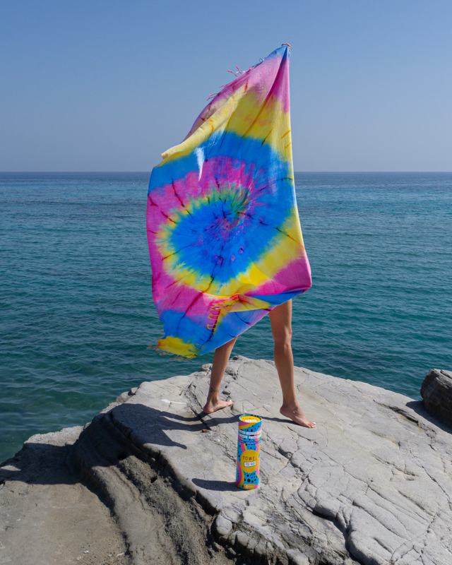 HANDDOEK TO GO TIE DYE Strandlaken 180x100 cm | Sneldrogende zwembadhanddoek | Blauw / Geel | met geschenkdoos