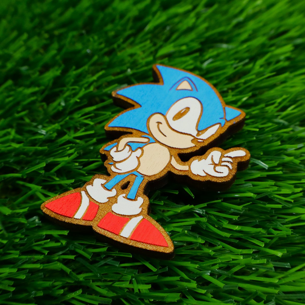 Aimant en bois Sonic, cadeau de décoration de réfrigération de Sonic the Hedgehog, aimant de hérisson bleu peint à la main, idée cadeau de joueur, aimant en bois coupé au laser pour les ventilateurs, décoration de personnage cool