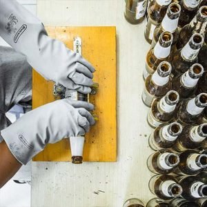 WOO Nachhaltige Duftkerze | Upcycled Bierflasche | Mattbraun | 25 Stunden Brenndauer