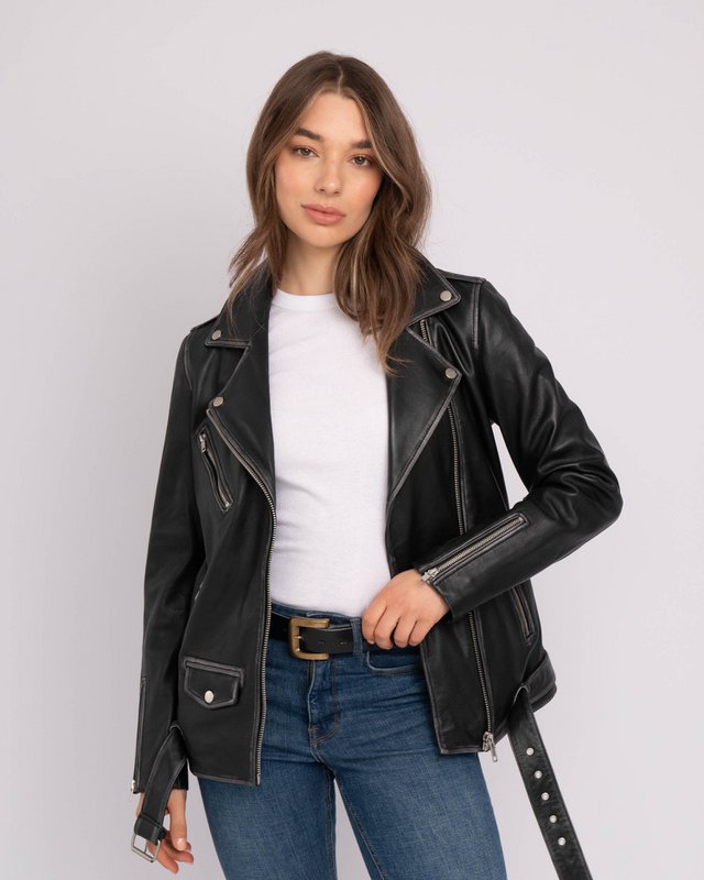 Berlin │ Übergroße Lederbikerjacke