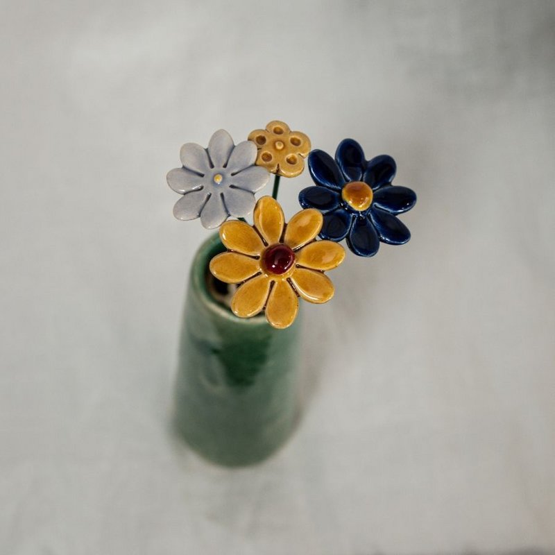 Klein attentieboeketje bloemen