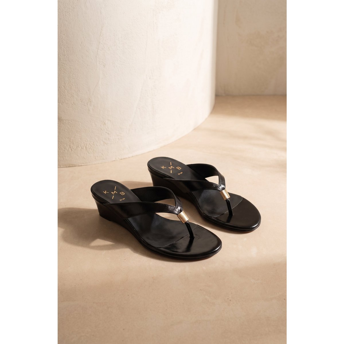 AURORA BLACK – Keil-Zehensteg-Sandalen aus Leder