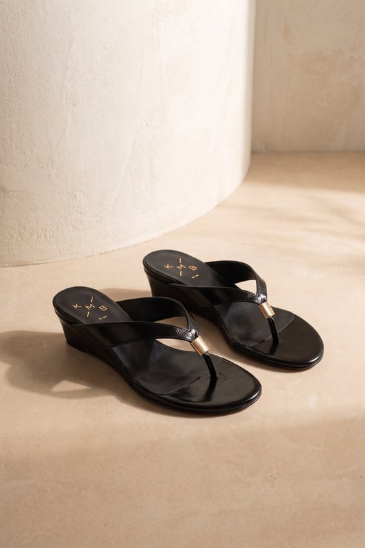 AURORA BLACK – Keil-Zehensteg-Sandalen aus Leder