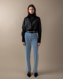 Straight-leg women's jeans in light blue denim with a classic 5-pocket design.
