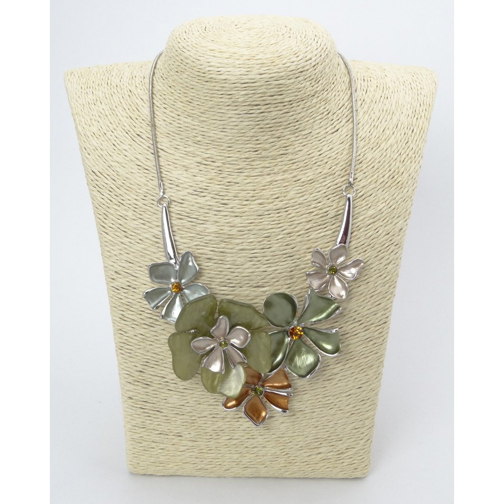 Metal design necklace with rhodium plating