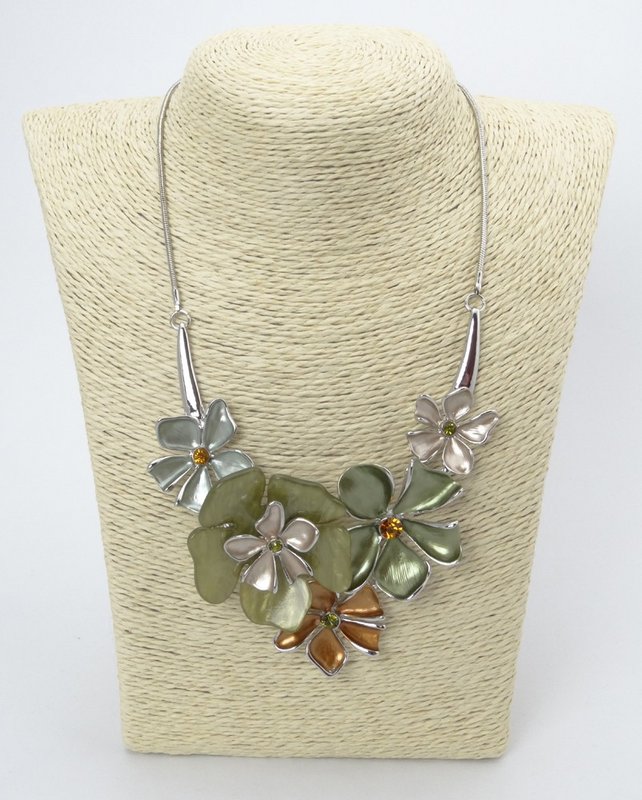 Metal design necklace with rhodium plating