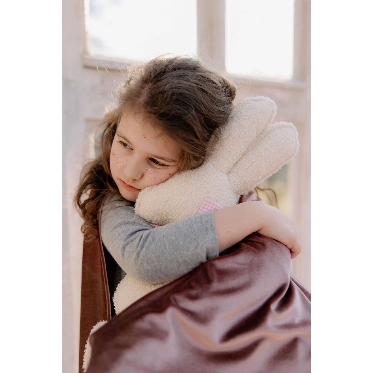 Flauschiger Boucle Osterhasen Kissen "Beige Bow"