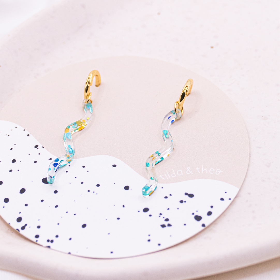Oorbellen glitter oorringen acryl 18k vergulde glitter slang - lichtgewicht oorknopjes geometrische vorm