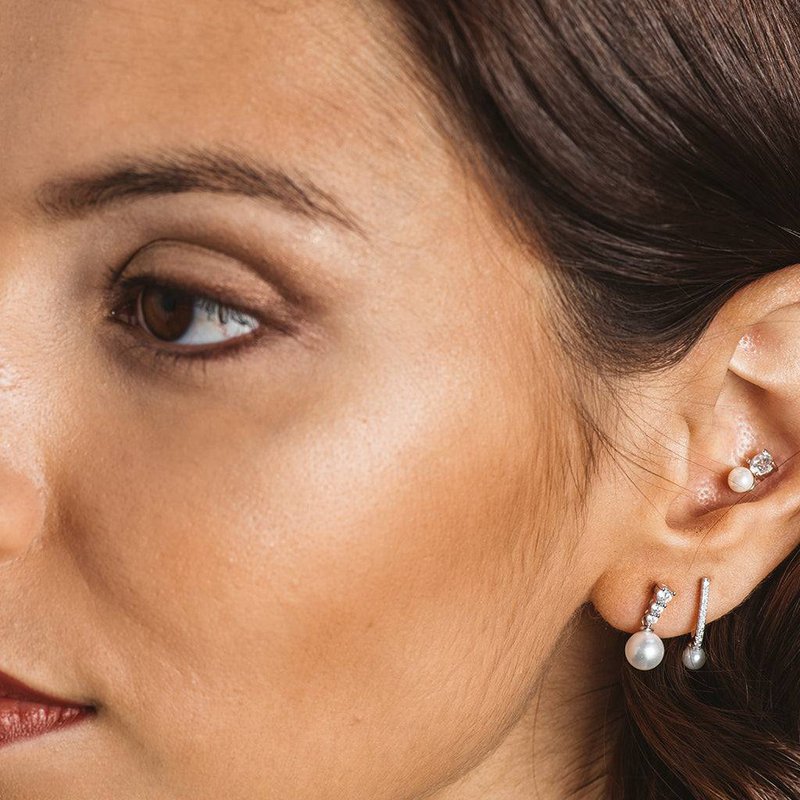 Silver earrings with hanging pearl