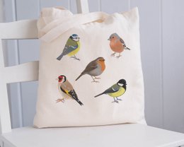 Cotton tote bag with printed birds, reusable shopping bag
The product is a cotton tote bag with a printed design featuring various species of birds. The bag is made of natural cotton material and can be used as a reusable shopping bag. The design includes colorful illustrations of different types of birds, making it a stylish and eco-friendly choice for everyday use.