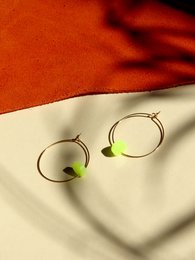Obręcze w neonowożółte kropki wykonane ze stali nierdzewnej