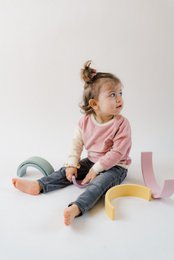Cozy, sustainable baby sweater in a soft mauve color with ecru sleeves, made from 100% GOTS certified organic cotton. Available in sizes 56-92.