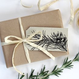Etykietka prezentowa z papieru z trawy, gałązka sosny