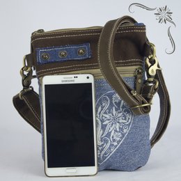 Domelo Trachtentasche Damen Umhängetasche. Dirndl Schultertasche aus Jeansstoff und Canvas (Segeltuch) und Leder. Handtasche in Trachtenstil mit Herz Aufdruck. Crossbody Tasche für Frauen als Oktoberfest Accessoires.