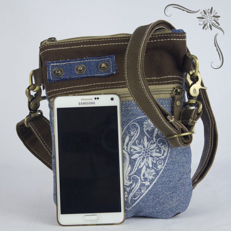 Domelo traditionele tas dames schoudertas. Dirndl schoudertas gemaakt van upcycled jeans en canvas en leer. Handtas in traditionele stijl met hartjesprint. Crossbodytas voor dames als Oktoberfest-accessoire.