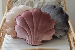 Almohada de concha de terciopelo “Cosmic Pearl”
