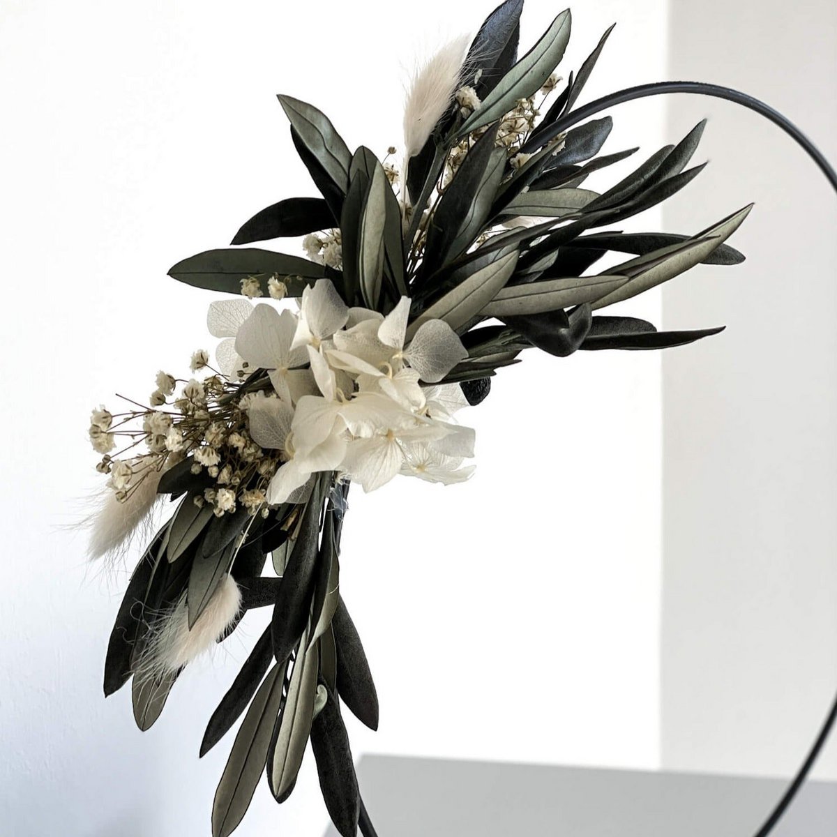 Couronne de fleurs séchées olive debout