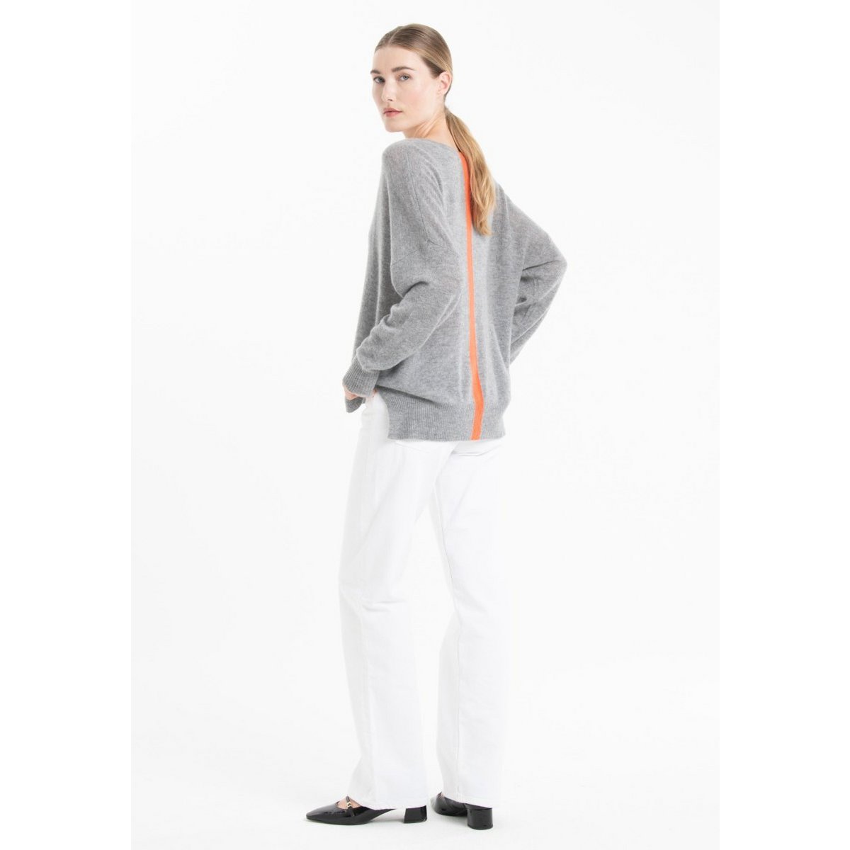 NAMI 23 Pull col V en cachemire avec bande couleur gris/mandarine