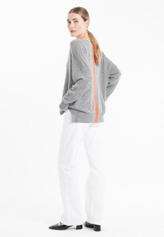 Nami 23 Pull V -Neck in Kaschmir mit Grau/Mandarin -Farbstreifen