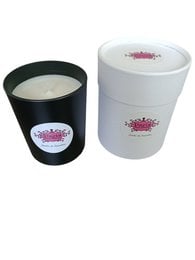 A round, tall white candle with a floral design and the text "Paris Mon Amour Jardin du Trocadéro (Café) 140 g" on the label. The candle is in a black container.